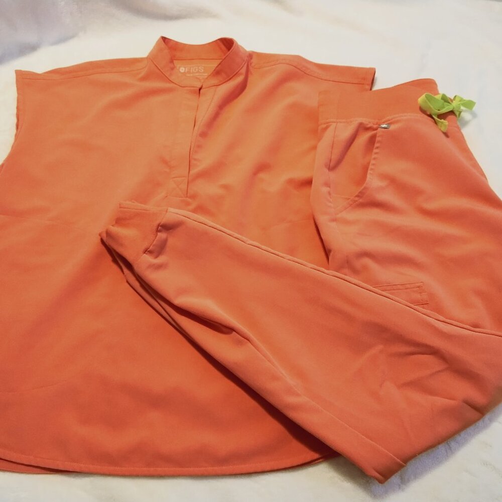 Women's Figs Scrub Set (XXS top, XS jogger bottoms)